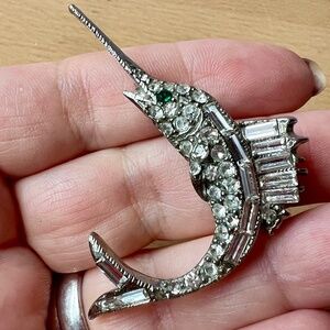 VINTAGE SIGNED PELL CLEAR RHINESTONES GREEN CRYSTALS EYES SWORDFISH PIN BROOCH